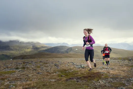 Deltaker løper blant fjellene