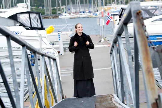 Person står på en brygge