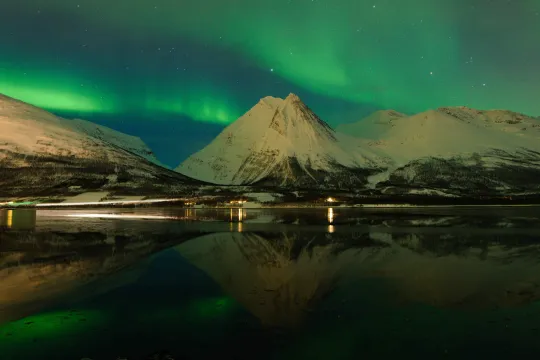 Nordlys over snødekte fjell