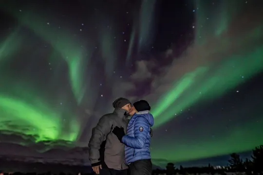 Par kysser under nordlyset