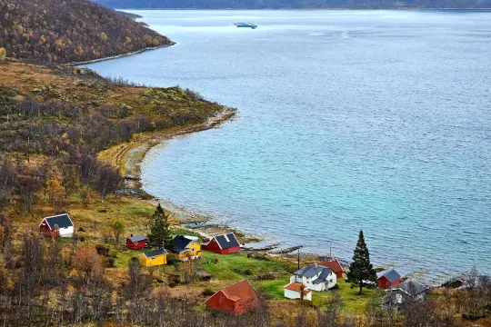 Fjord og kyst utsikt på høsten