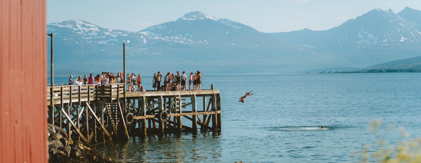 Personer som tar et kaldt bad i Telegrafbukta i Tromsø