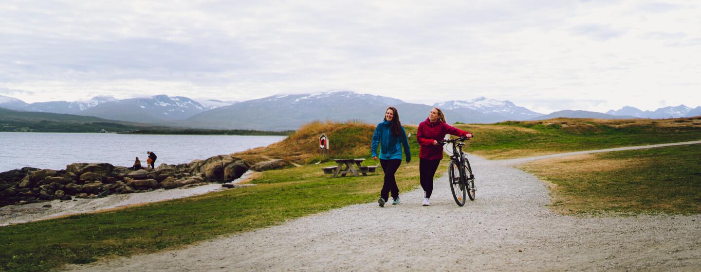 Går på tur med sykkel i Telegrafbukta i Tromsø