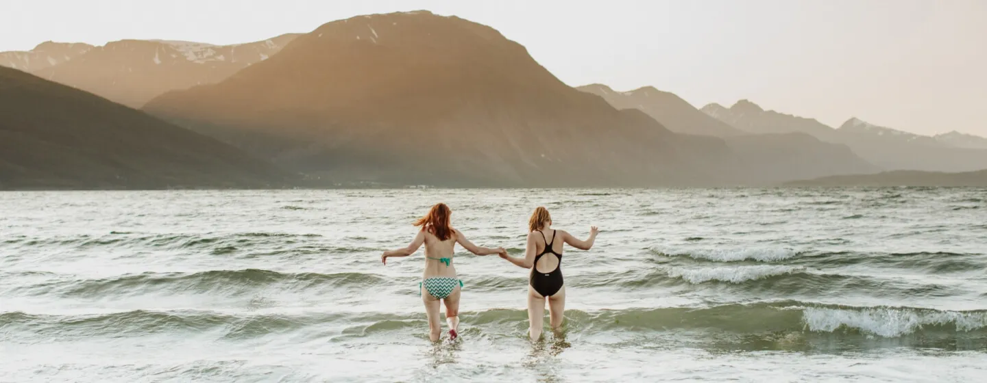 svømme i sjøen om sommeren med utsikt over fjellene