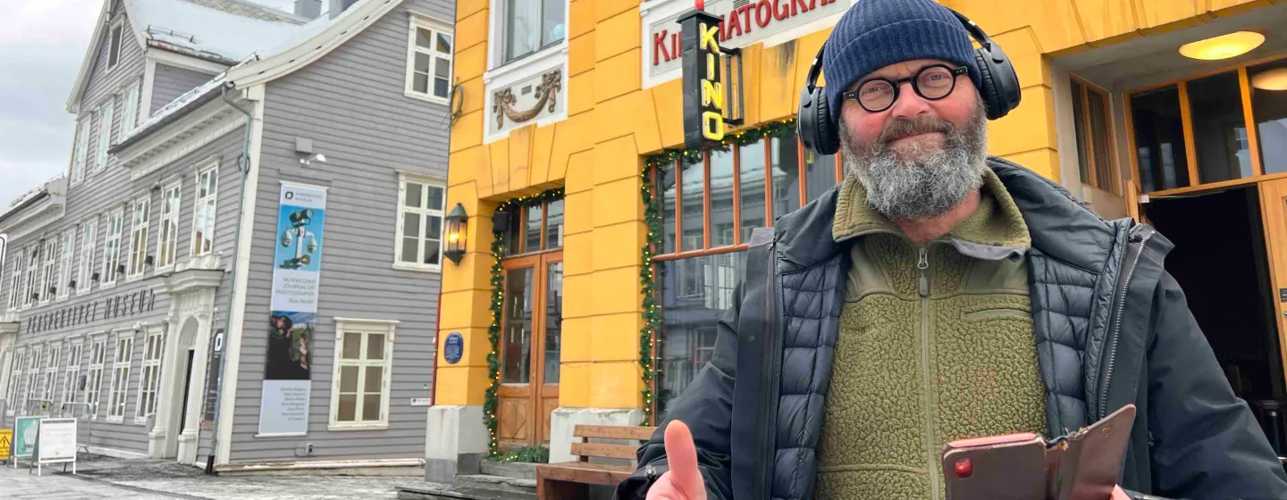 A person listening to the audioguide and showing thumbs up