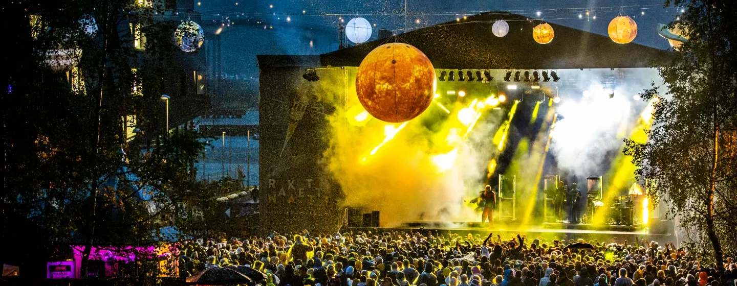 People standing in front of a stage at Rakettnatt.
