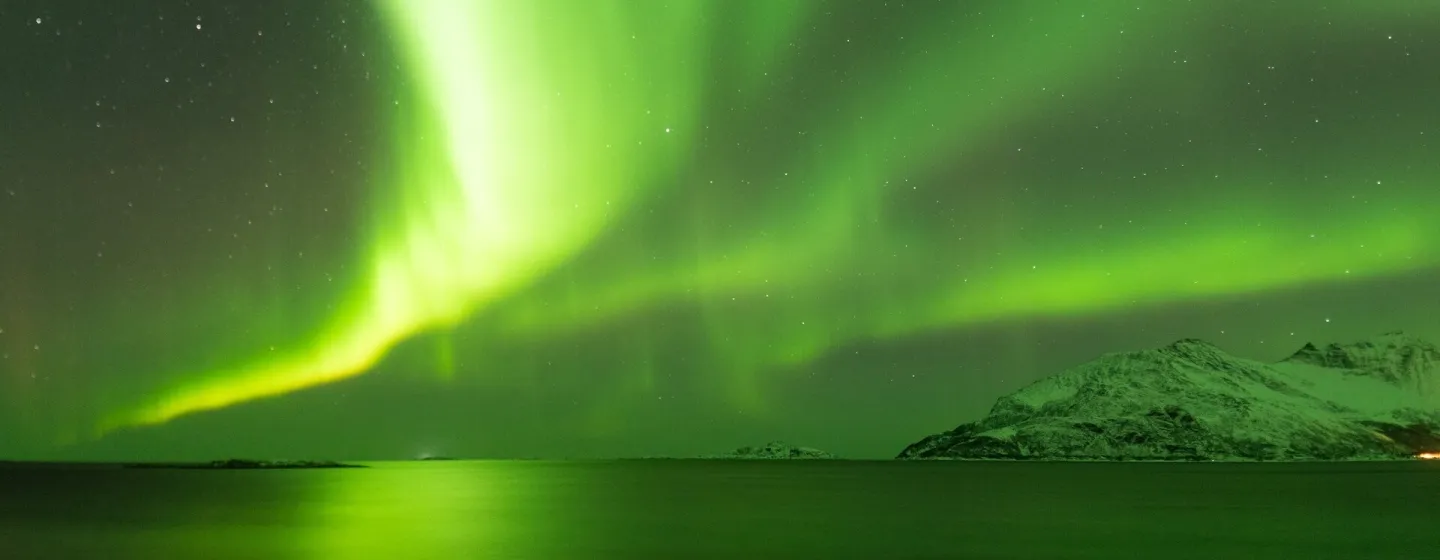 Nordlys over fjellene