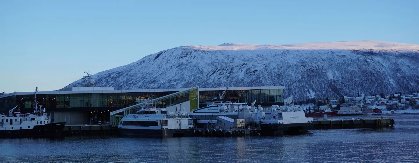 Båter ligger fortøyd ved Prostneset havneterminal i Tromsø om vinteren