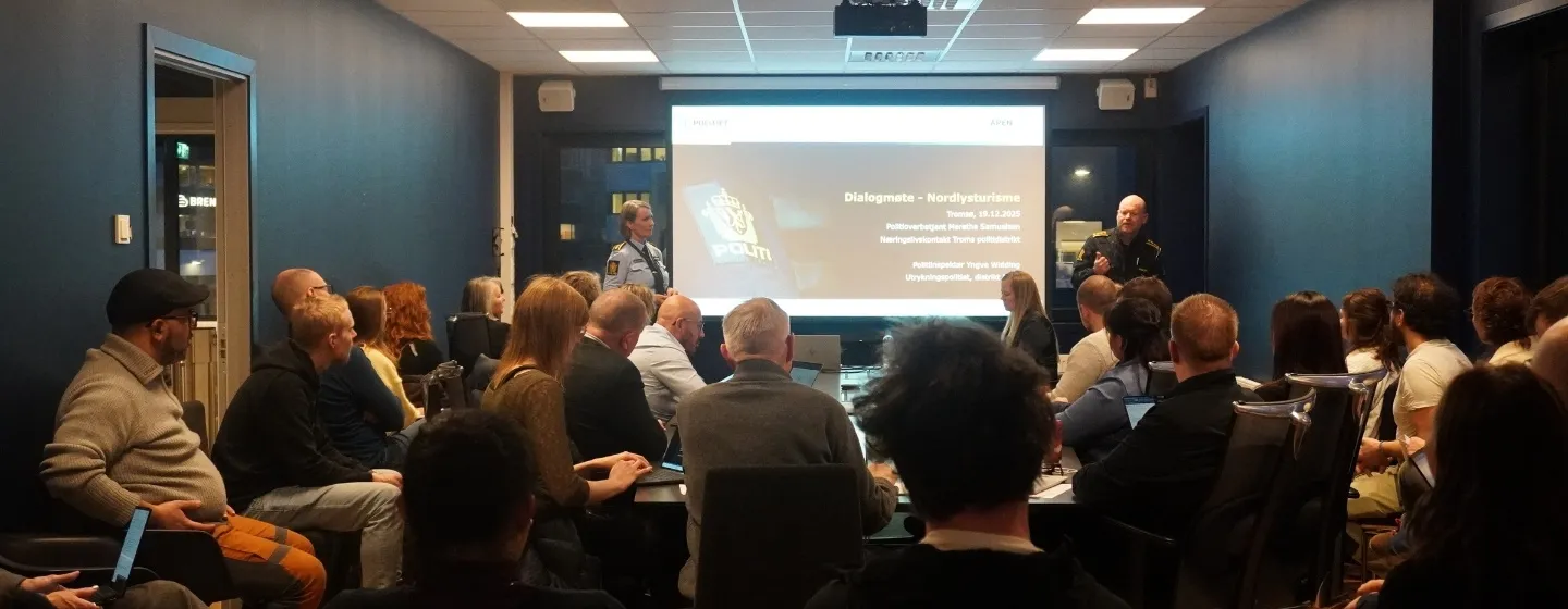 The Tromsø police holding a presentation at the Visit Tromsø-Region dialogue meeting about northern lights tourism.