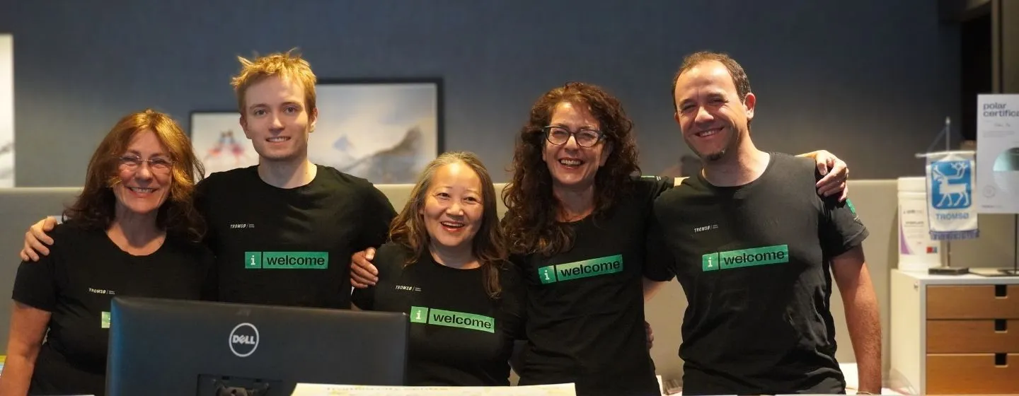 Ansatte på turistinformasjonen i Storgata 83 i Tromsø sentrum.