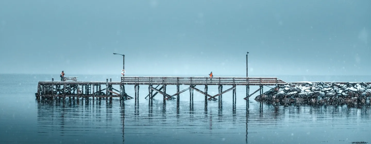 Brygge i Telegrafbukta i Tromsø på en snøværsdag