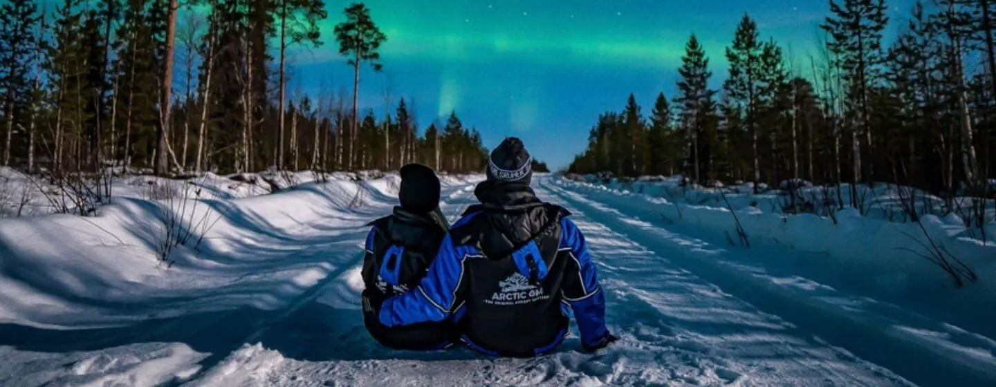 Gjester ser på nordlys