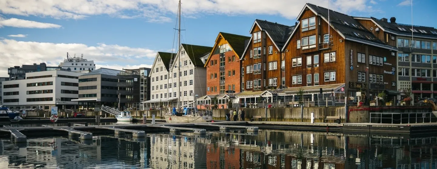 Brygge i Tromsø sentrum speiler seg i havet