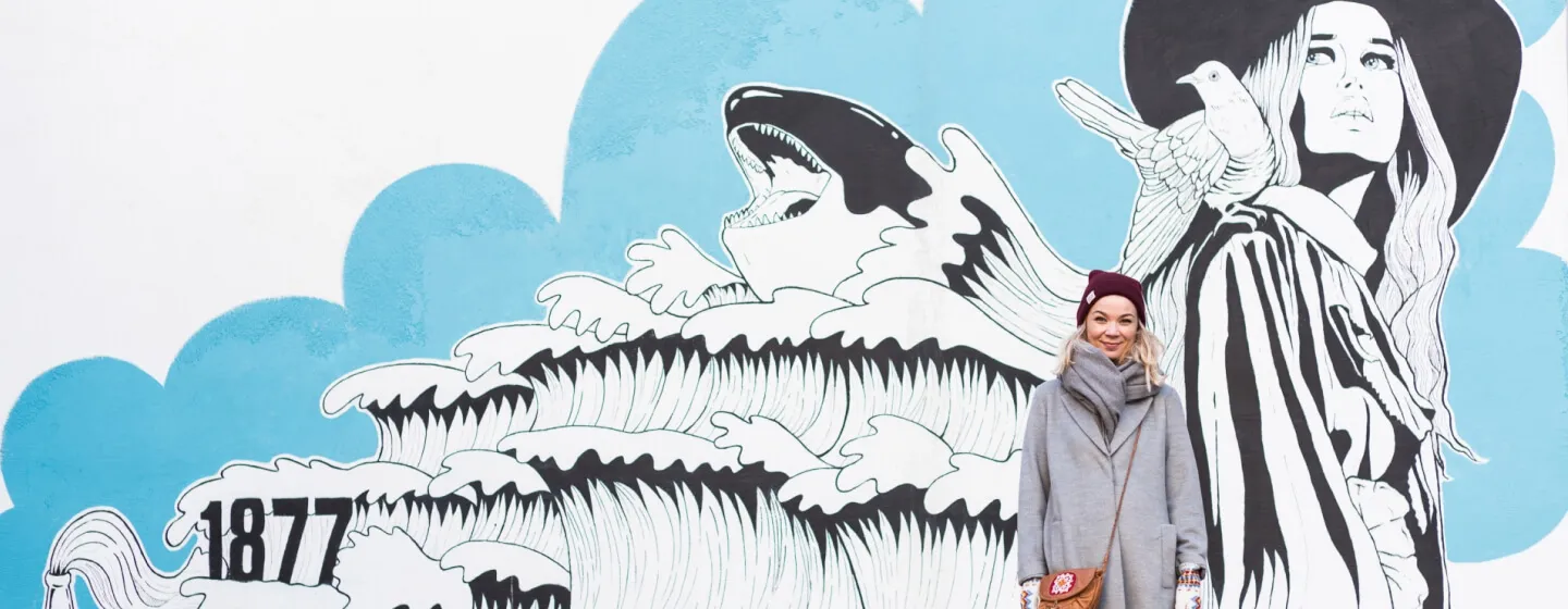 Kine Yvonne Kjær er kunstner, musiker, designer, illustratør og stolt same