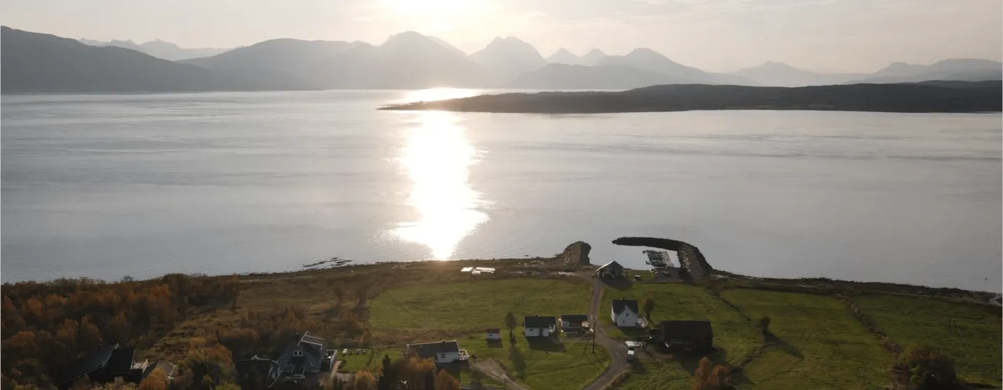 Utsikt over Larseng Kystferie med havet og fjellene bak