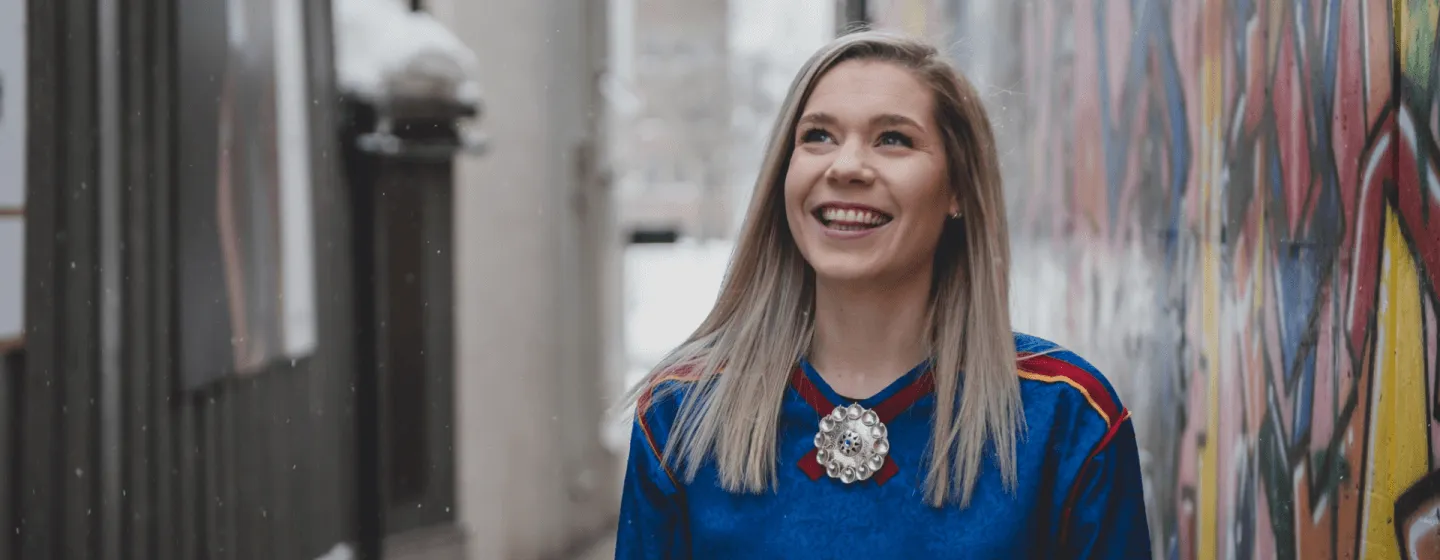 Dame Alice Jektevik i samisk kjole i Tromsø sentrum