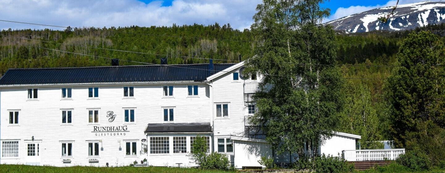 Guesthouse white hundred-year-old wooden hotel Rundhaug Gjestegård