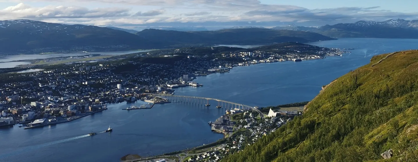 Utsikt over Tromsø fra Fjellheisen om sommeren.