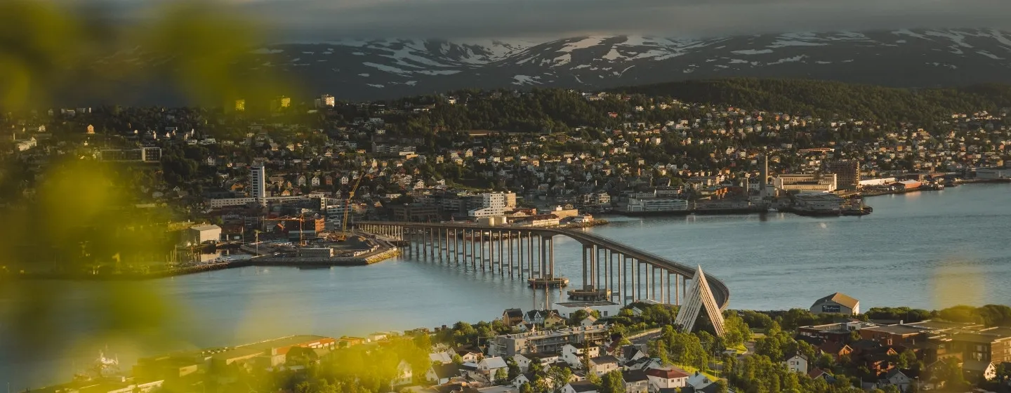 Utsikt over Tromsø fra Fjellheisen om sommeren.