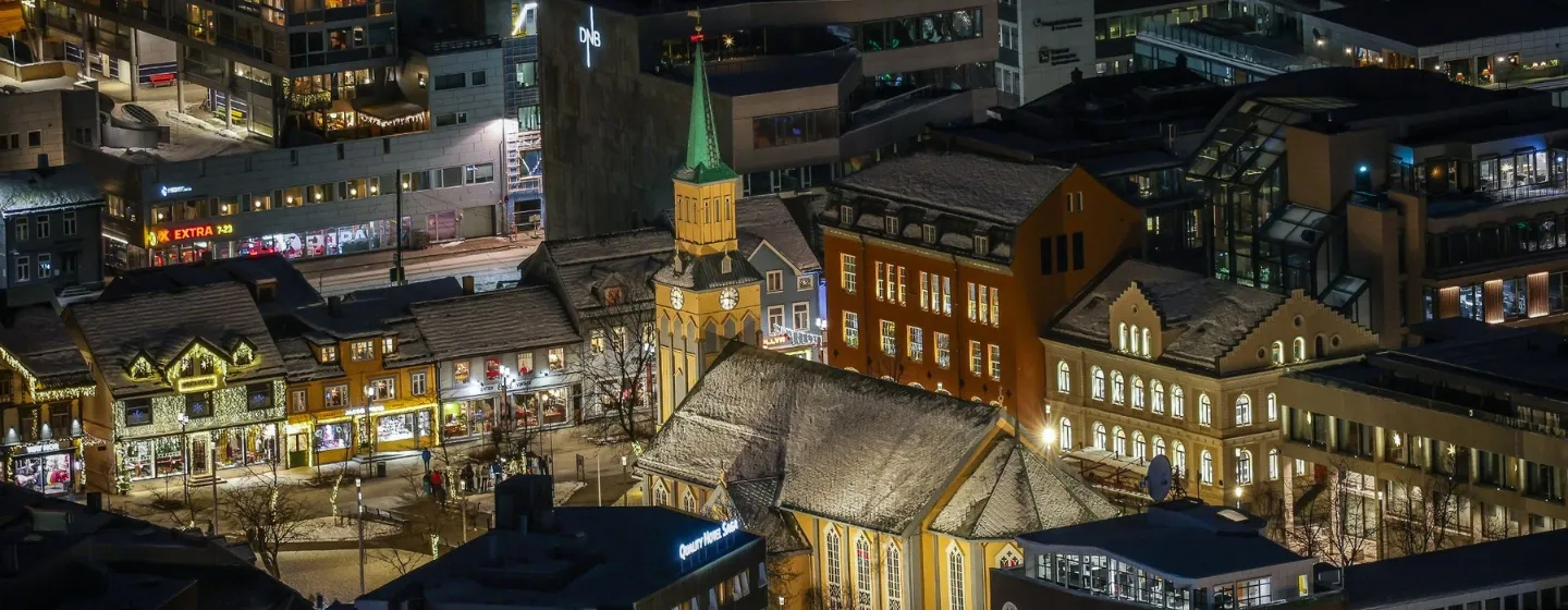 Utsikt over Tromsø om kvelden