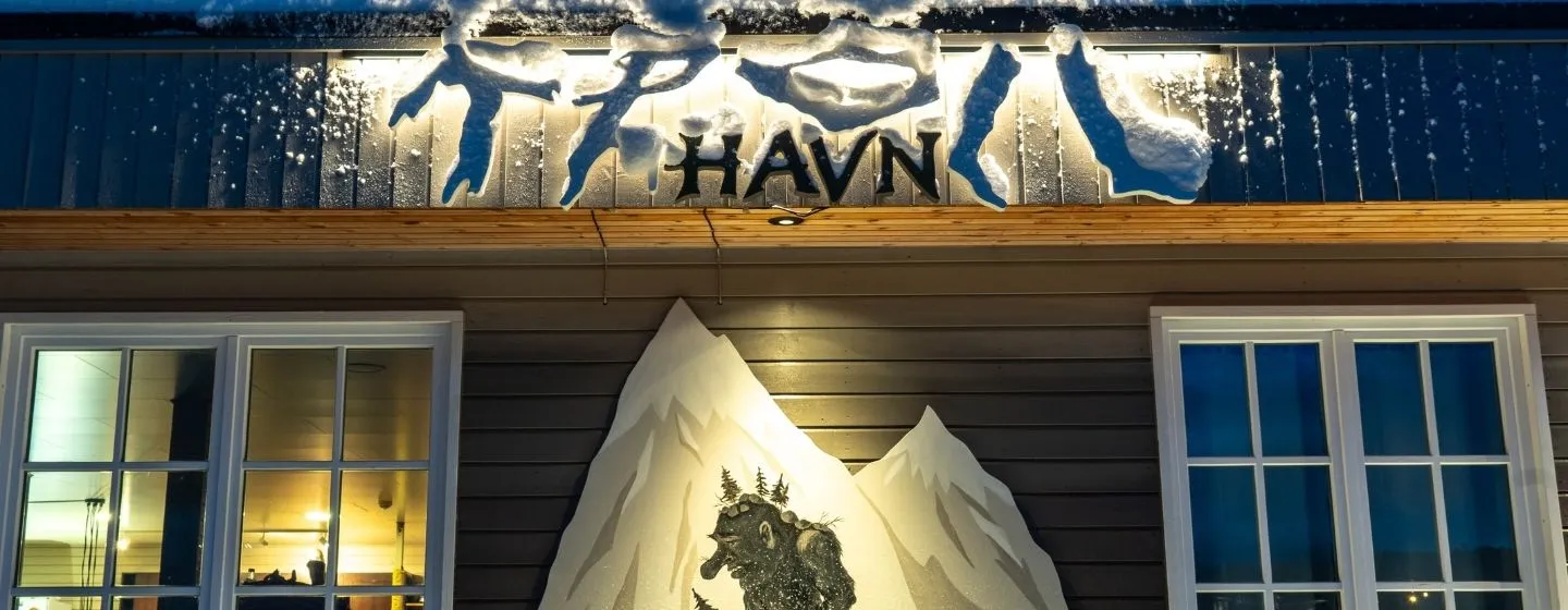 Troll Havn-logo på utsiden av en bygning