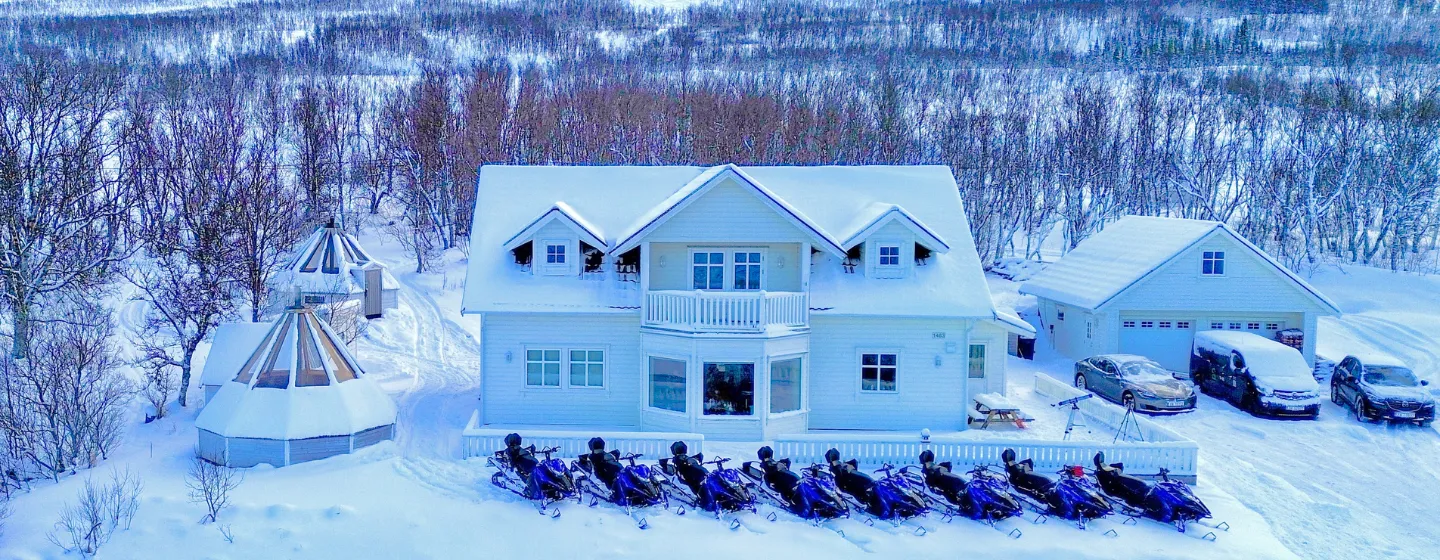 Utsikt over campen og snøscooterne