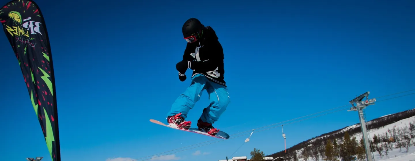 En person som hopper med et snowboard