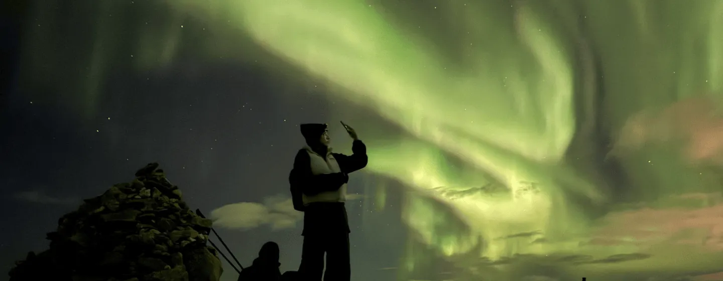 Gjester ser på nordlys