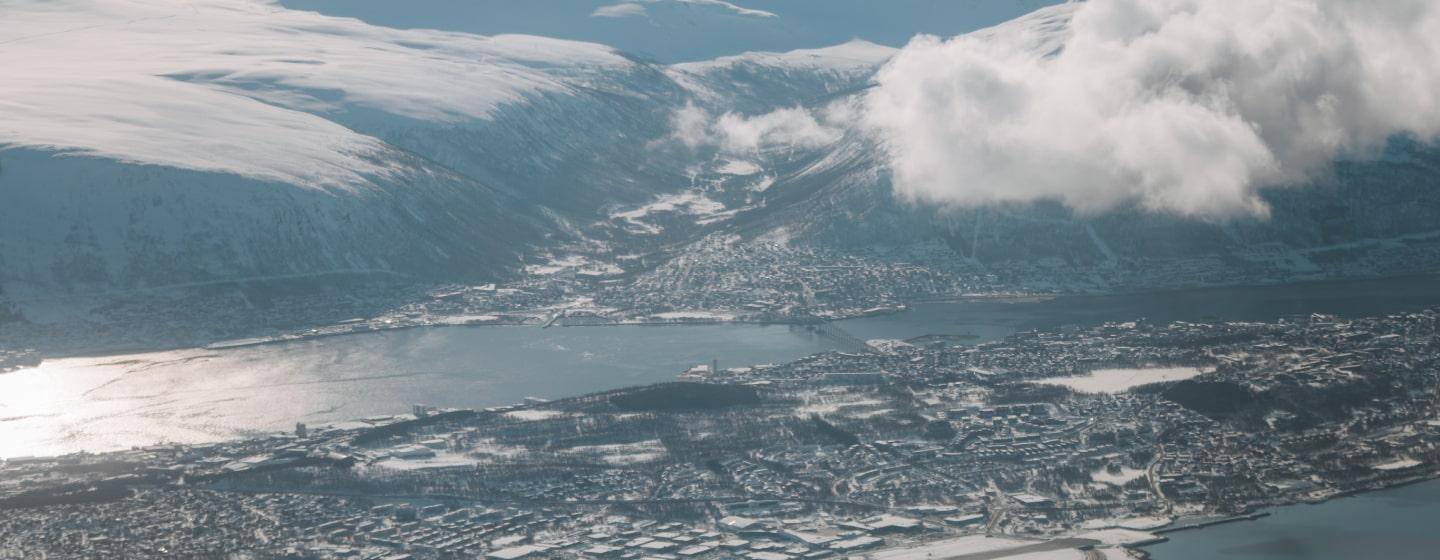 Landskap sett fra toppen av et fjell i Tromsø.