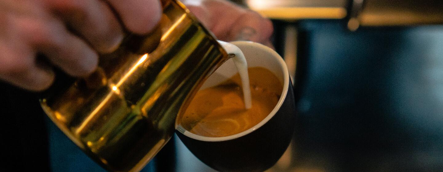 barista tilbereder kaffe i Tromsø