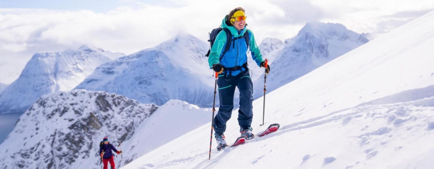 mennesker går på ski i fjellene i Tromsø Ski Guides