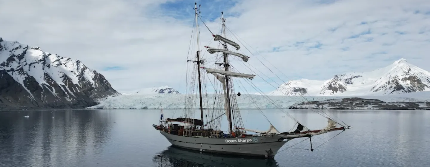 En sailbåt i sjøen