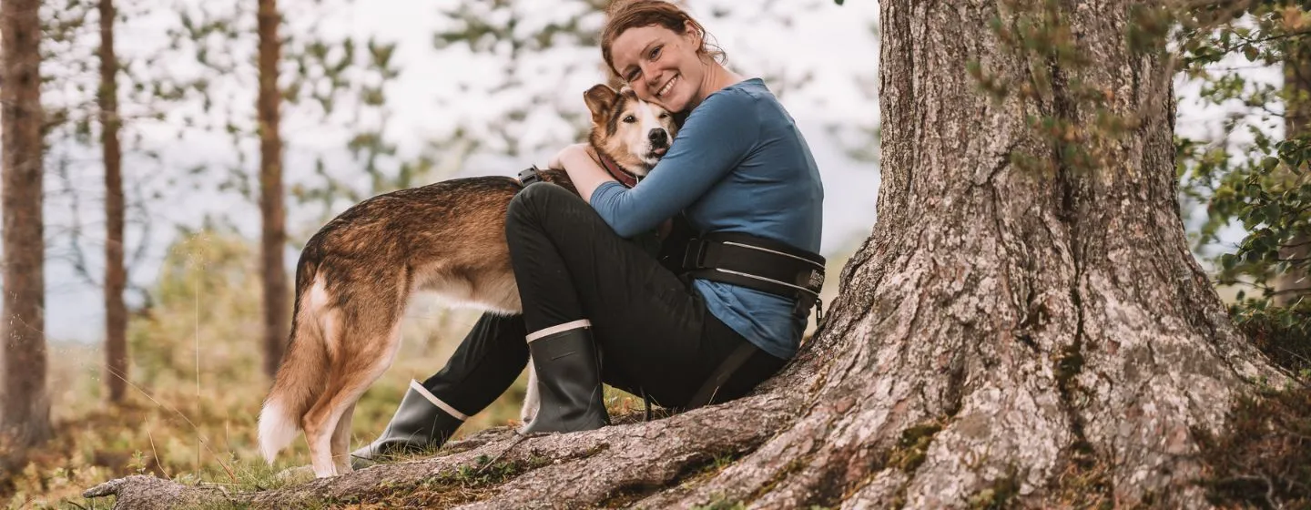 Ladt cuddling with a husky in the Tromso region