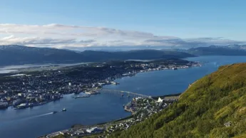 Utsikt over Tromsø fra Fjellheisen om sommeren.